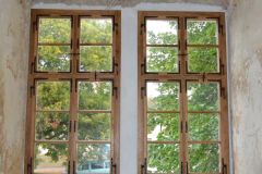 Dvě okna v arkádové chodbě